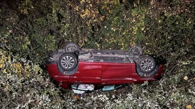 Samsun’un Bafra ilçesinde kontrolden çıkarak tarlaya devrilen otomobilin 22 yaşındaki