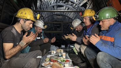 Zonguldak’ta kömür üretiminin kalbinde çalışan madenciler, ramazan ayının ilk sahurunda