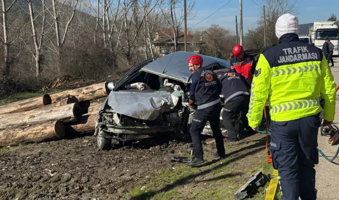 Bolu’nun Göynük ilçesinde tır ile otomobilin çarpışması sonucu meydana gelen