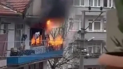 Kocaeli’nin Gölcük ilçesinde üç katlı bir binanın son katında çıkan