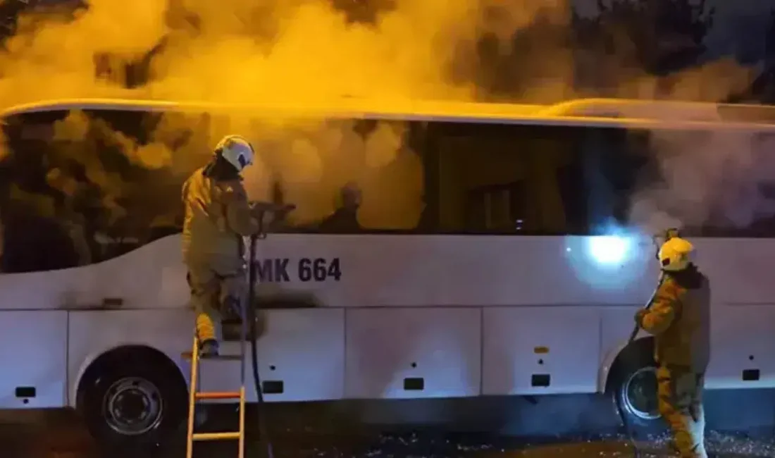 Kadıköy’de yol kenarında sessizce bekleyen bir minibüsten yükselen dumanlar mahalleliyi