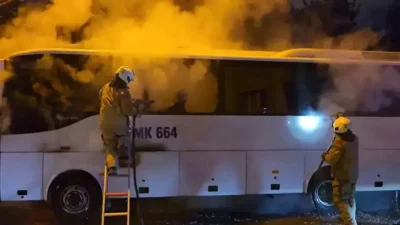 Kadıköy’de yol kenarında sessizce bekleyen bir minibüsten yükselen dumanlar mahalleliyi