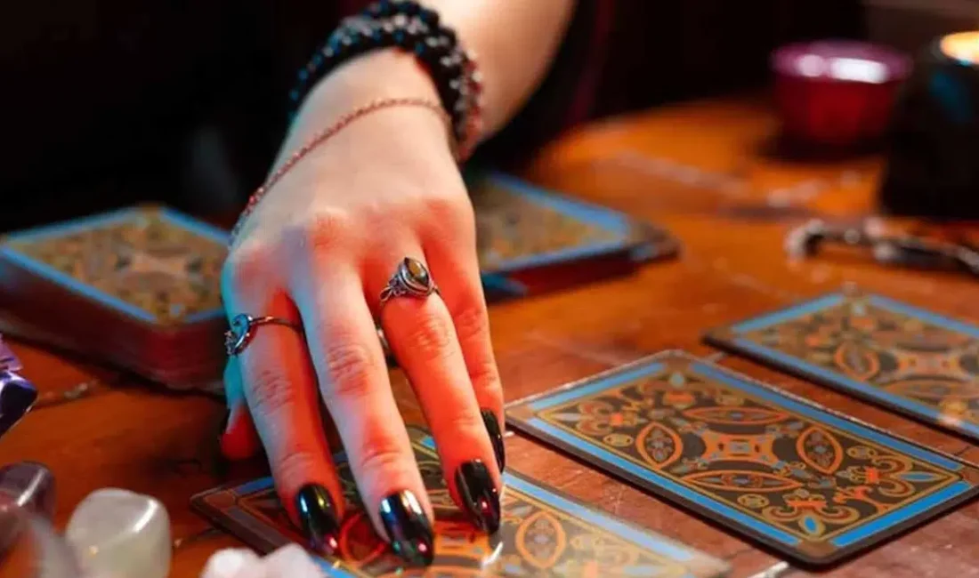 27 Şubat 2026 tarihli astroloji gündeminde kartlar yeniden karıldı ve