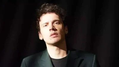 Türk pop müziğinin en popüler isimlerinden biri olan Edis Görgülü