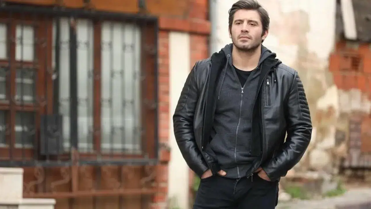 Adana sokaklarında başlayan oyunculuk serüvenini kısa sürede ulusal bir başarı