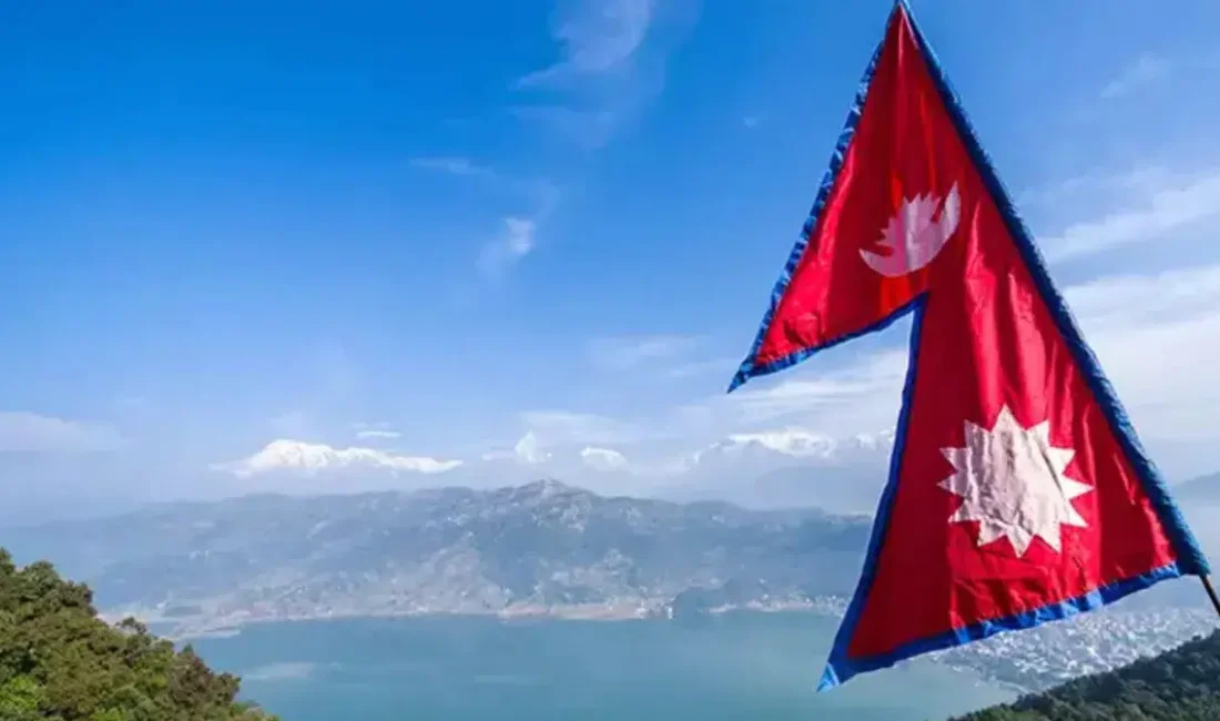 Nepal’de seyir halindeki bir yolcu otobüsünün kontrolden çıkarak nehre yuvarlanması