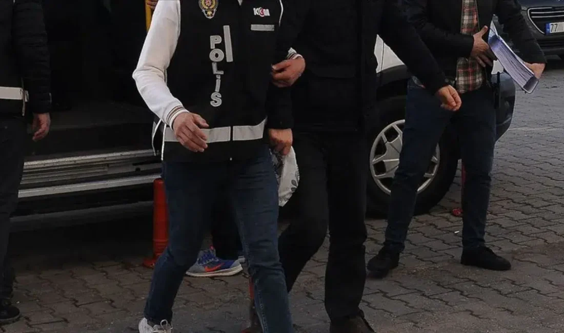 İstanbul Küçükçekmece’de devriye görevi yapan polis ekiplerine önce hakaretler yağdıran