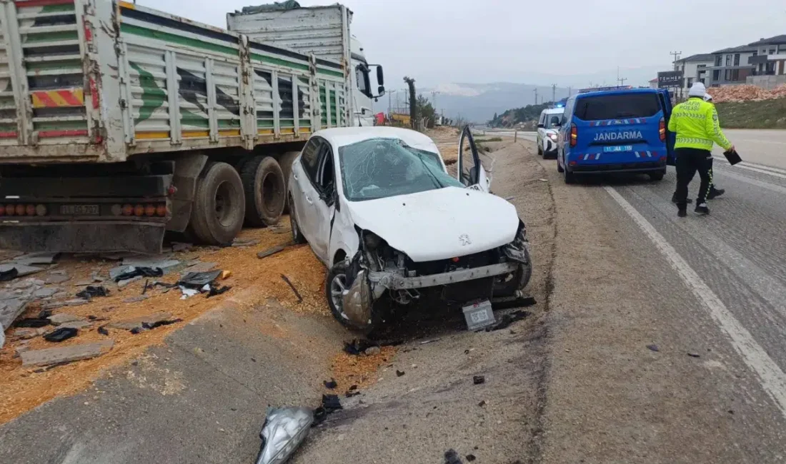 Bilecik’te direksiyon hakimiyetini kaybeden bir otomobilin yol kenarında park halinde
