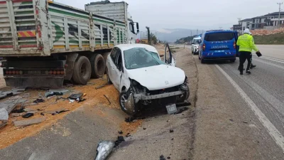 Bilecik’te direksiyon hakimiyetini kaybeden bir otomobilin yol kenarında park halinde