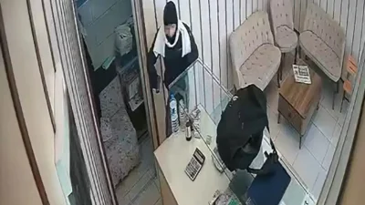 Malatya’da güpegündüz bir kuyumcuya giren şahıs, gerçekleştirmek istediği soygun girişiminde