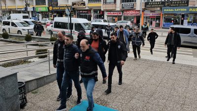 Çorum merkezli üç ilde düzenlenen dev operasyonla, kendilerini polis ve