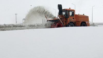 Kars genelinde etkisini artıran yoğun kar yağışı ve tipi hayatı