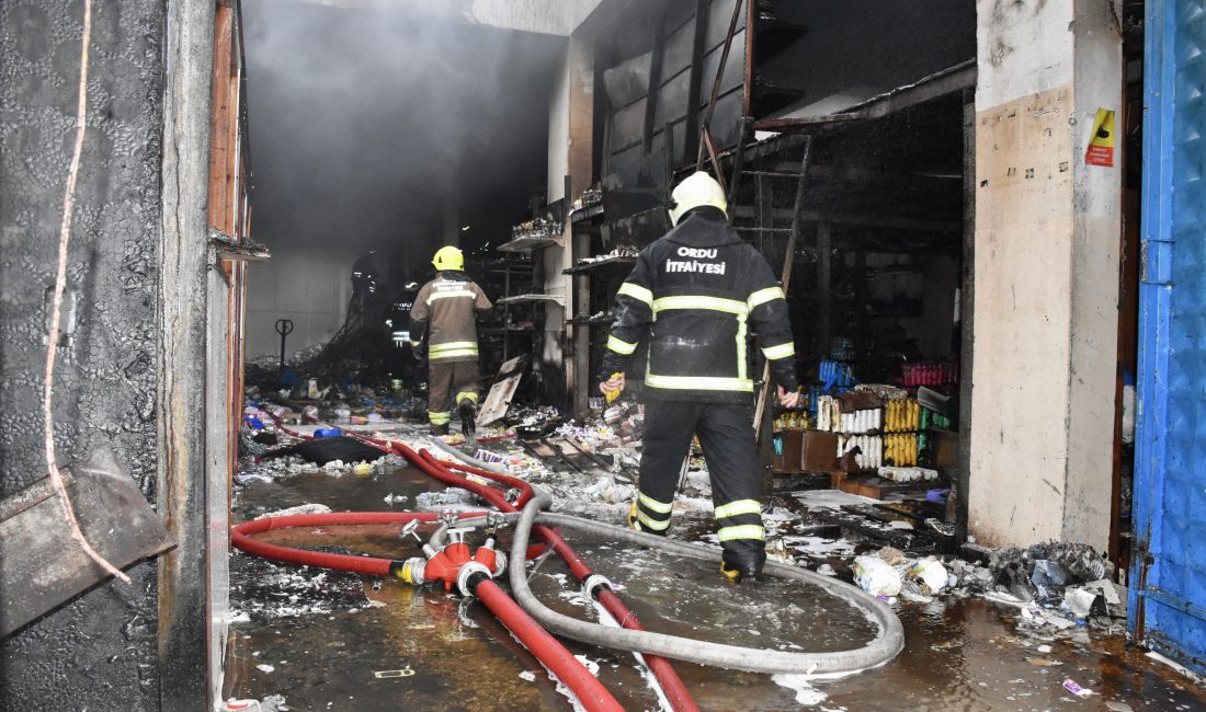 Ordu’nun Altınordu ilçesinde bulunan Toptancılar Sitesi’nde çıkan yangın paniğe yol