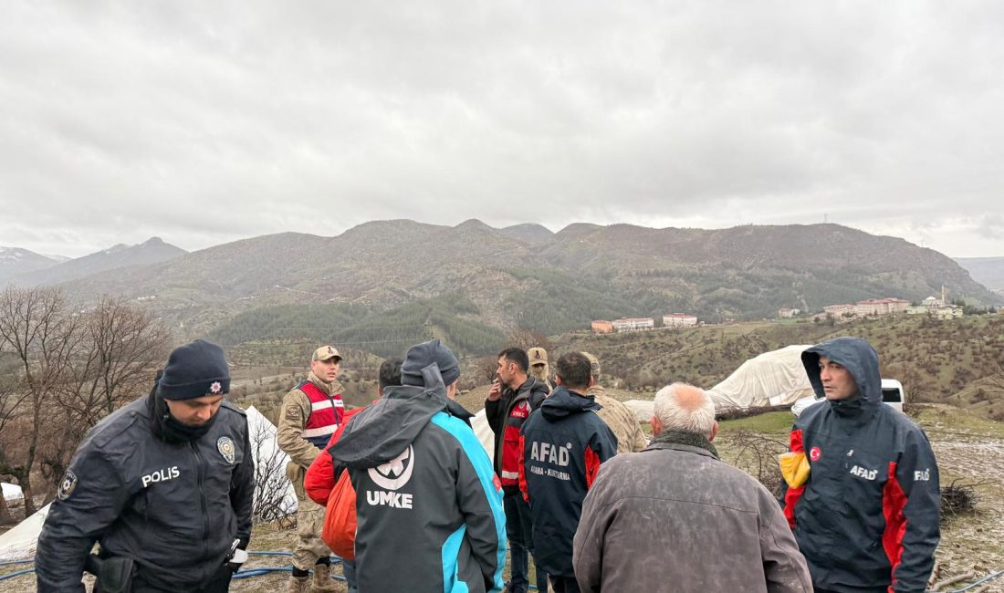 Siirt’in Baykan ilçesinde etkili olan şiddetli fırtına ve sağanak yağış,