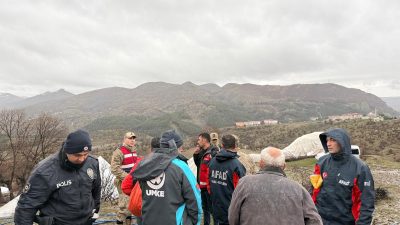 Siirt’in Baykan ilçesinde etkili olan şiddetli fırtına ve sağanak yağış,