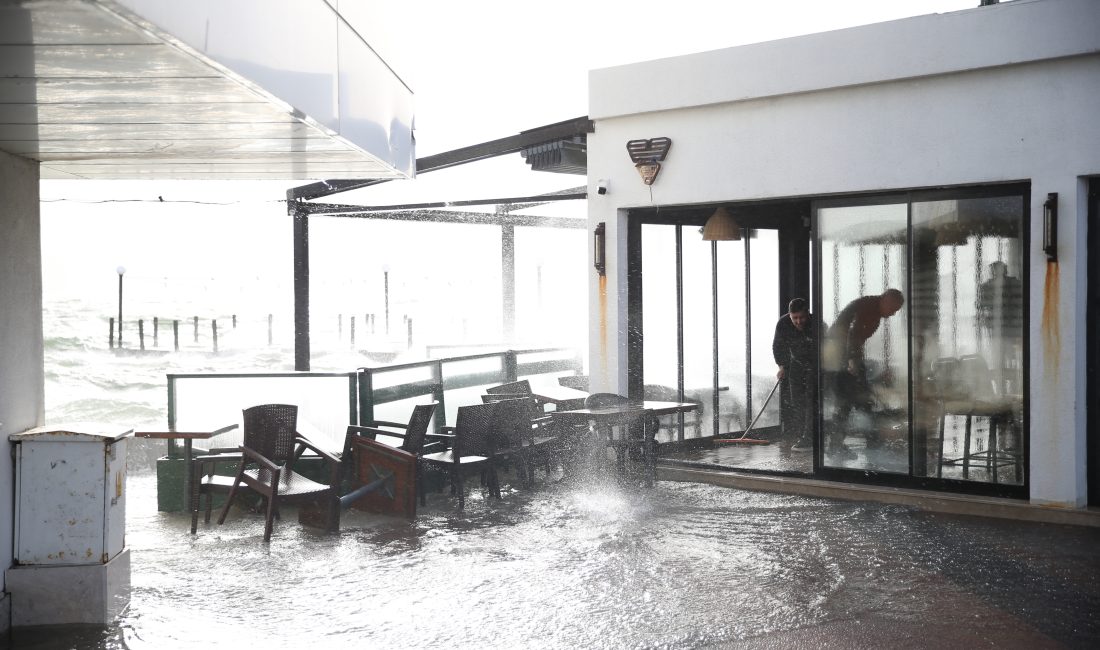 İzmir’de etkili olan şiddetli fırtına hayatı adeta felç ederken, Konak