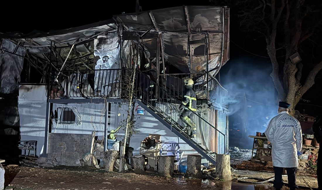 Uşak’ın Sivaslı ilçesinde sessiz geceyi bölen alevler bir prefabrik evi