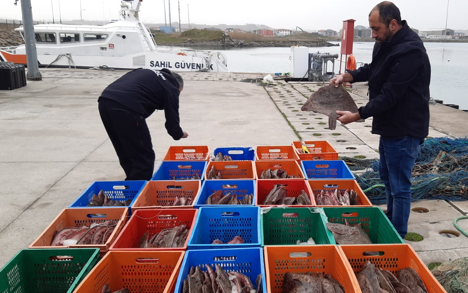 Sakarya’nın Karasu ilçesinde yasal sınırları hiçe sayarak avlanan balıkçılara yönelik