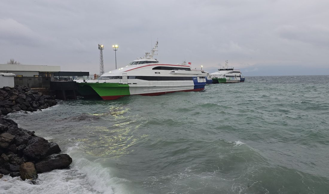 Marmara Denizi’ni etkisi altına alan şiddetli fırtına ve olumsuz hava