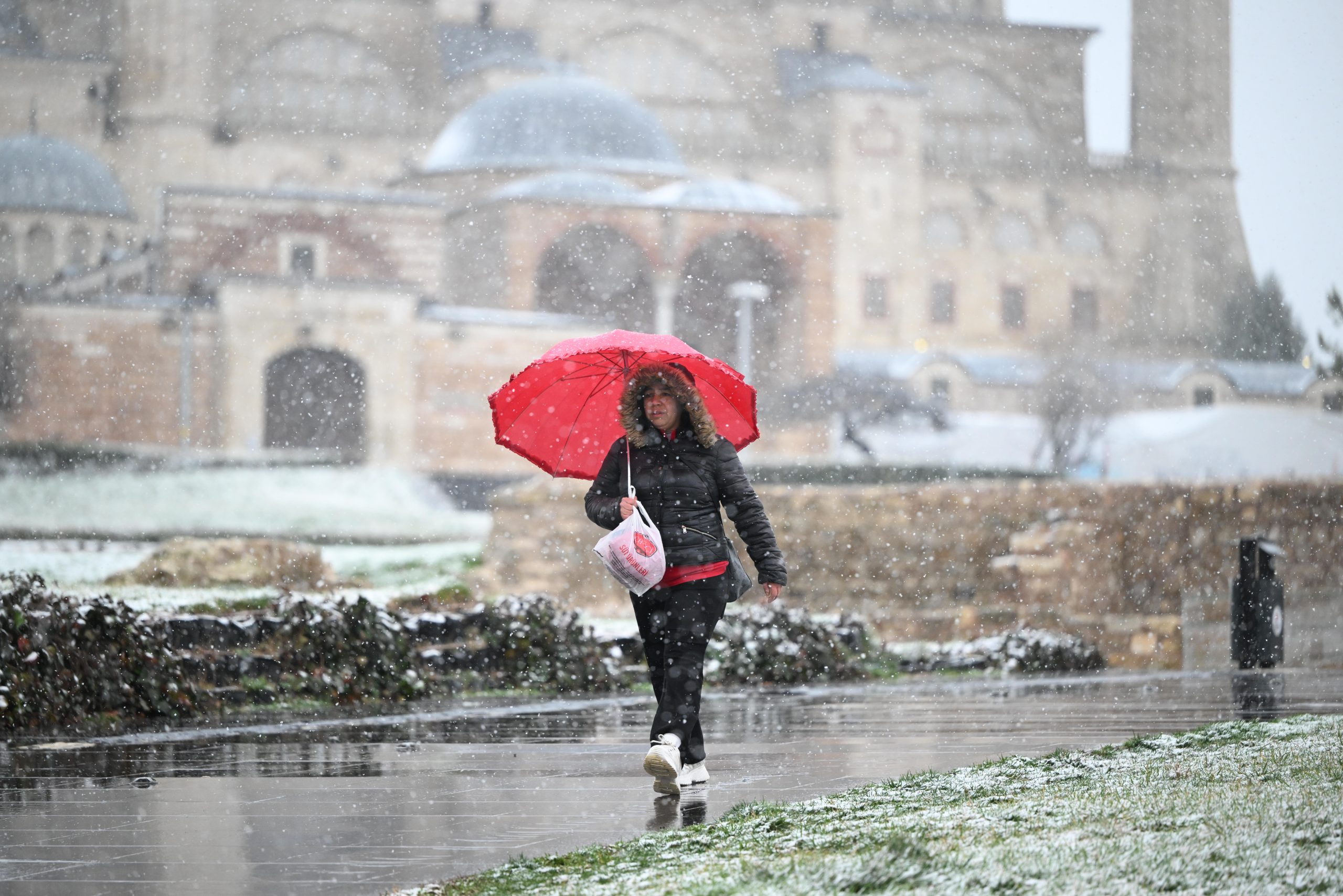 Türkiye genelinde etkili olan yalancı bahar yerini dondurucu soğuklara bırakırken
