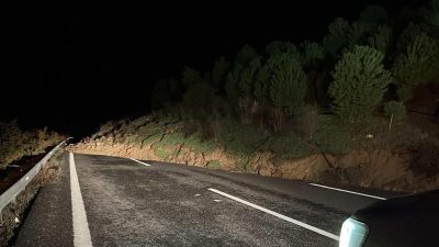 İstanbul-İzmir Otoyolu’nun Manisa geçişinde meydana gelen şiddetli heyelan ulaşımı tamamen