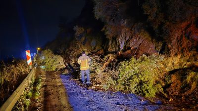 Bursa’nın Mudanya ilçesinde gece saatlerinde meydana gelen şiddetli heyelan sonucu