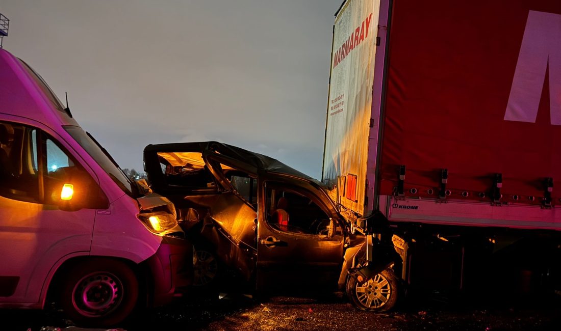 Anadolu Otoyolu Sakarya geçişinde 10’dan fazla aracın karıştığı zincirleme trafik