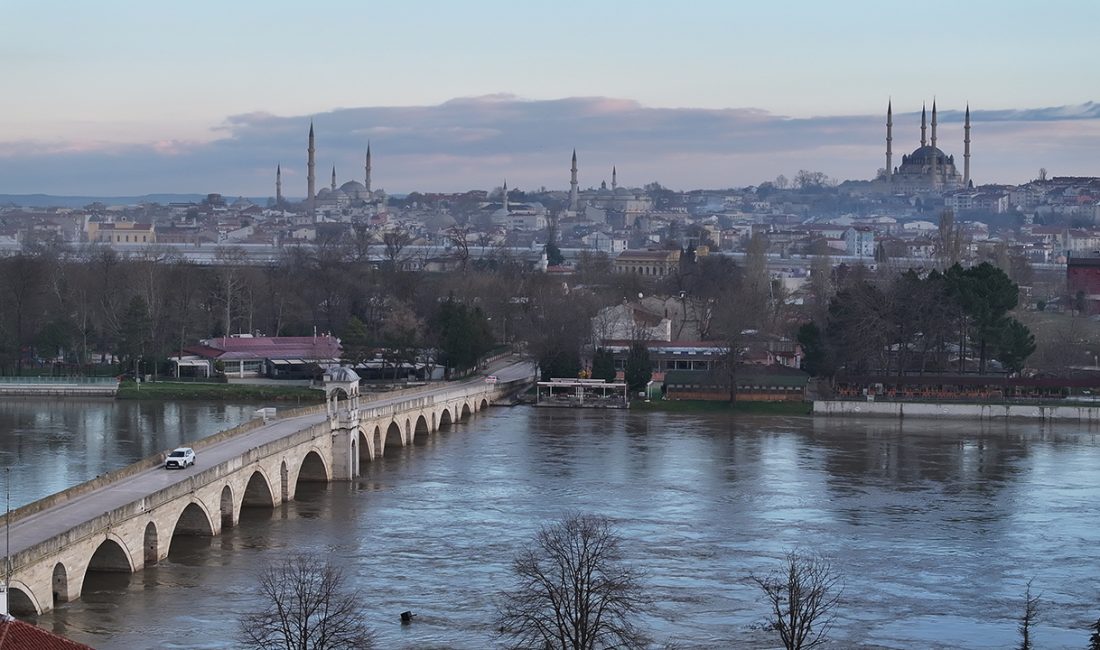 Edirne’de günlerdir süren taşkın paniği yerini yavaş yavaş normale bırakırken,