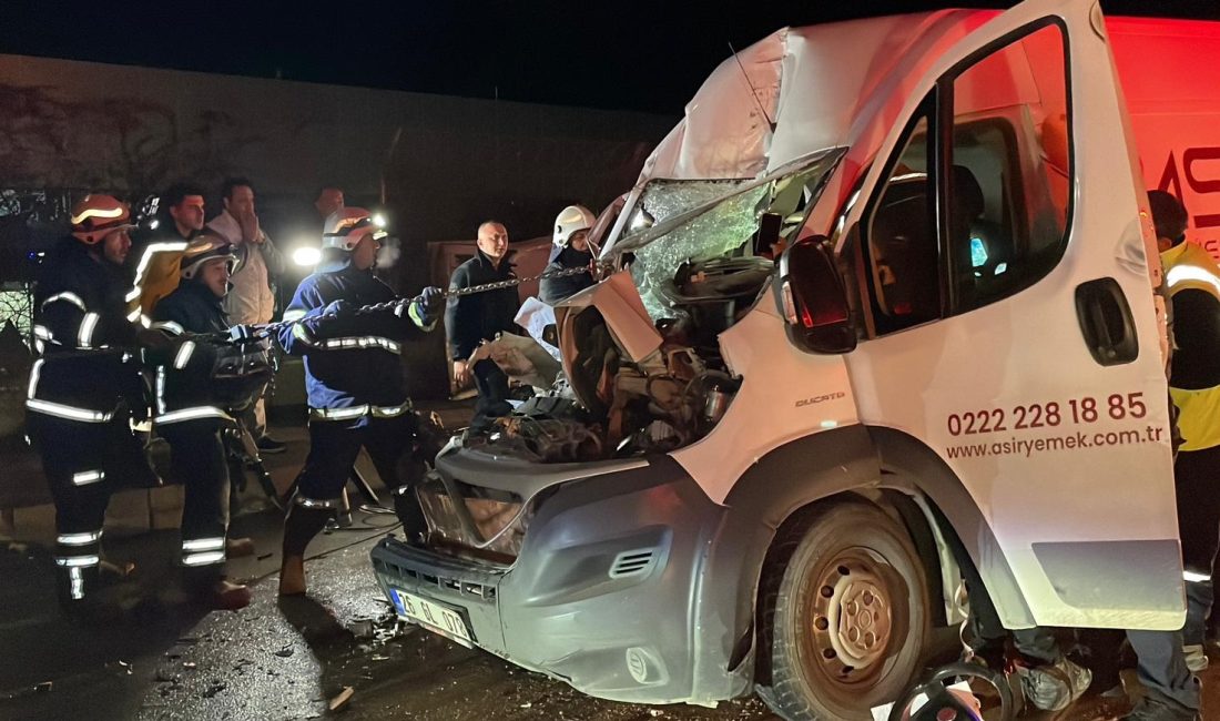 Eskişehir’in Odunpazarı ilçesinde meydana gelen feci trafik kazasında, park halindeki
