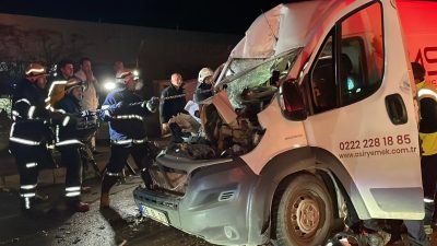 Eskişehir’in Odunpazarı ilçesinde meydana gelen feci trafik kazasında, park halindeki