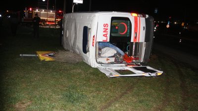 Manisa’nın Şehzadeler ilçesinde bir ambulans ile otomobilin çarpışması sonucu meydana