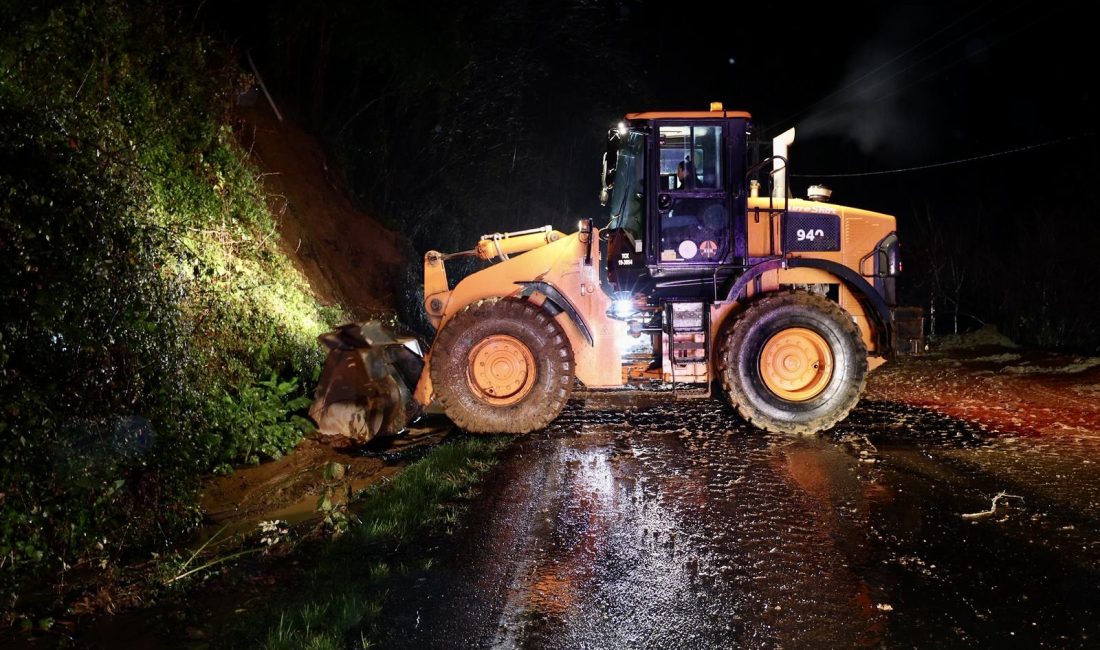 Ordu’nun Perşembe ilçesinde üç gündür etkisini sürdüren şiddetli sağanak ve