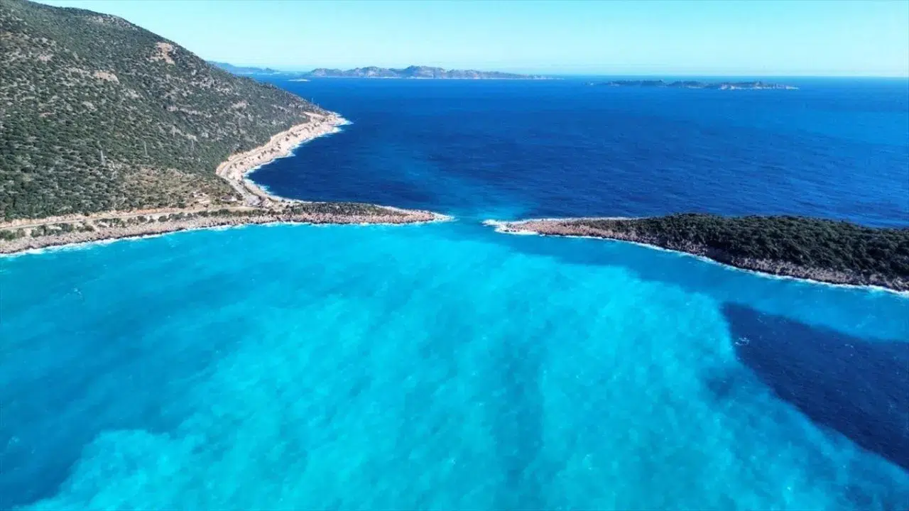 Antalya’nın Kaş ilçesinde yer alan dünyaca ünlü Kaputaş Plajı, bölgede