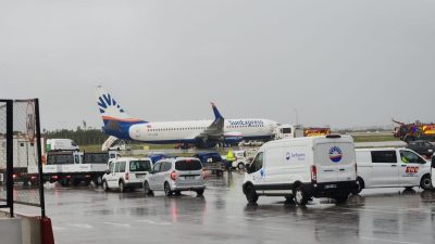 Antalya-Gaziantep seferine hazırlanan yolcu uçağının kalkış esnasında tekerleğinin kopması ve