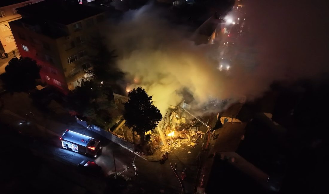 İstanbul Üsküdar’da iki katlı metruk bir binada çıkan yangın tüm