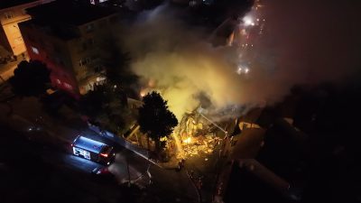 İstanbul Üsküdar’da iki katlı metruk bir binada çıkan yangın tüm