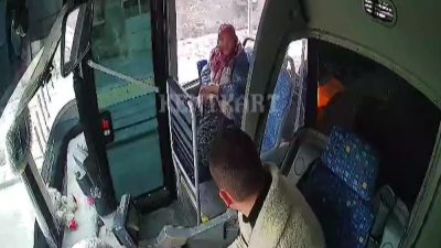 Sivas’ta direksiyon sallayan halk otobüsü şoförü Tolga Yılmaz, durak haricinde