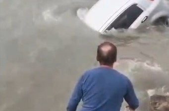 Mersin’in Silifke ilçesinde otomobiliyle sulara gömülen talihsiz sürücü, çevredeki vatandaşların