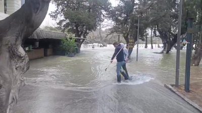 Antalya’nın Manavgat ilçesinde baraj kapaklarının açılmasıyla birlikte ırmak seviyesi bir