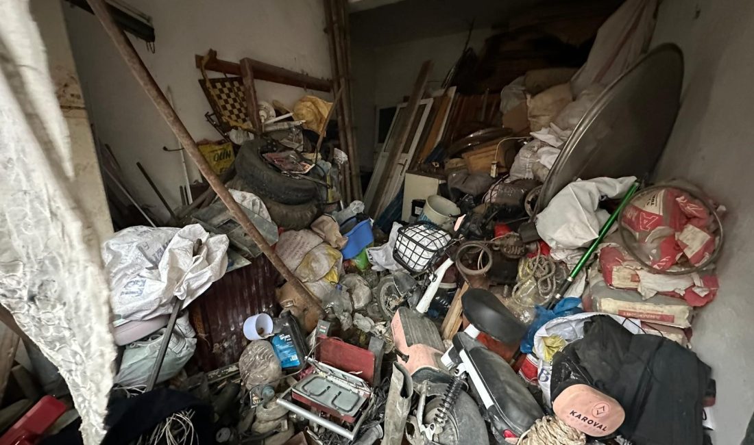 Sakarya’nın Akyazı ilçesinde çeyrek asırdır biriktirilen çöplerle dolu iki katlı