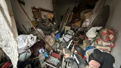 Sakarya’nın Akyazı ilçesinde çeyrek asırdır biriktirilen çöplerle dolu iki katlı