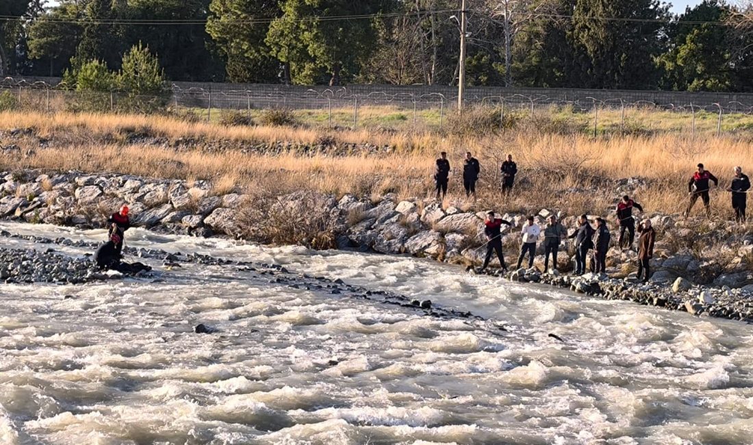 Hatay’ın Dörtyol ilçesinde dere üzerindeki köprüden geçtiği sırada dengesini kaybederek