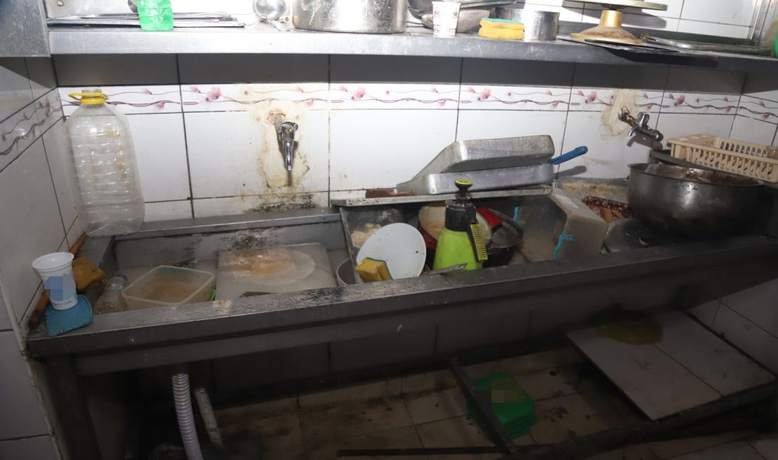 Mersin’in Akdeniz ilçesinde Ramazan denetimlerini sıklaştıran zabıta ekiplerinin baskın yaptığı