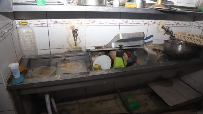 Mersin’in Akdeniz ilçesinde Ramazan denetimlerini sıklaştıran zabıta ekiplerinin baskın yaptığı