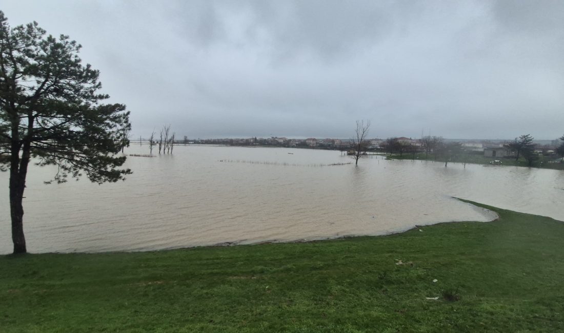 Edirne’nin Küplü beldesinde Meriç Nehri’nin suları yerleşim yerlerine 25 metreye