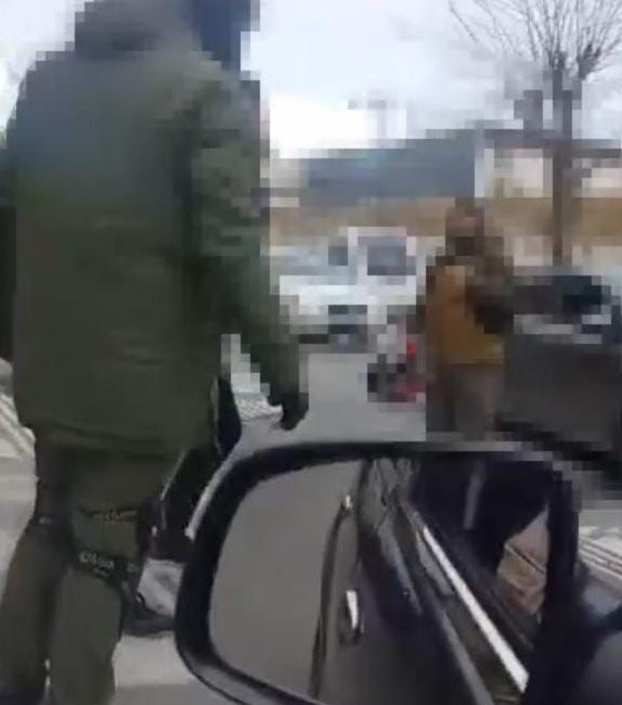 İstanbul Ümraniye’de trafikte yaşanan gerginlikte motosikletlilere silah doğrultarak tehditler savuran