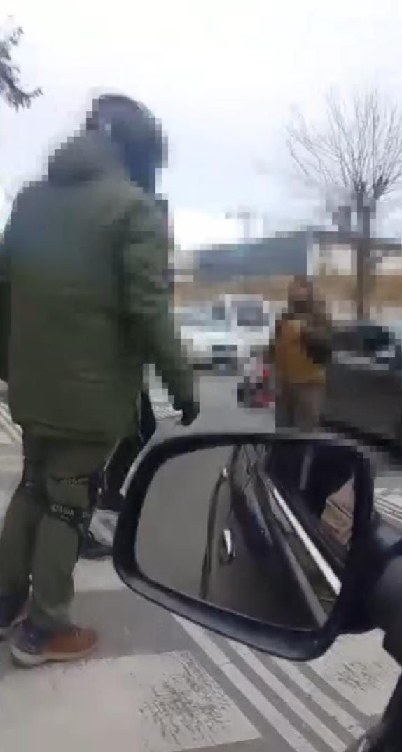 İstanbul Ümraniye’de trafikte yaşanan gerginlikte motosikletlilere silah doğrultarak tehditler savuran