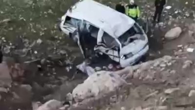 Batman’ın Gercüş ilçesinde sürücüsünün direksiyon hakimiyetini kaybetmesi sonucu uçuruma yuvarlanan