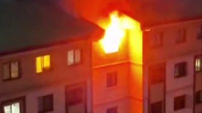 Hatay’ın İskenderun ilçesinde 8 katlı bir apartmanın en üst katında