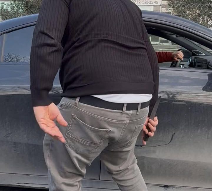 Küçükçekmece’de trafikte tartıştığı otomobil sürücüsüne bıçak çekerek tehditler savuran minibüs